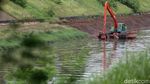 Melihat Pengerukan Kanal Banjir Timur