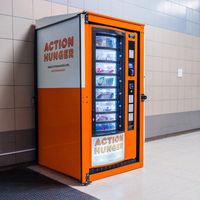 Mulia! Vending Machine Ini Bagikan Makanan Gratis untuk Tuna Wisma