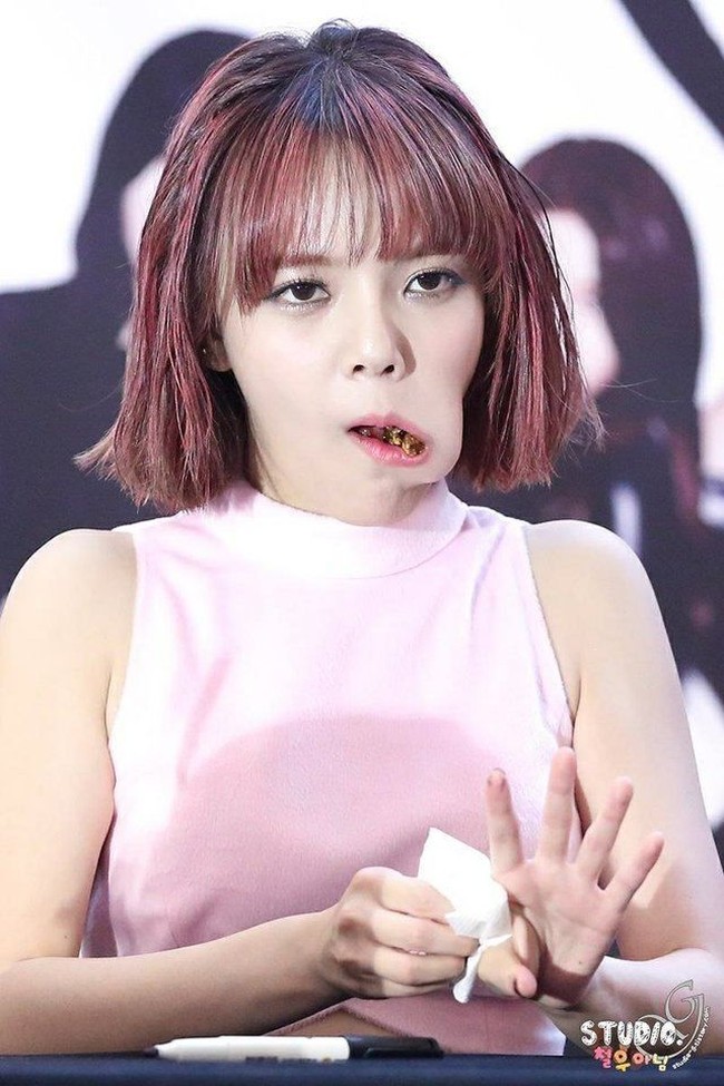 Member grup girl band AOA, Jimin saat tertangkap kamera tengah mengunyah makanan. Foto: Istimewa