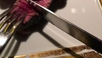 Nggak ketinggalan cicip steak medium buatan LAtelier de Joel Robuchon. Sexy-nya steak ini bikin ngiler ya? Foto: Instagram Pevita Pearce
