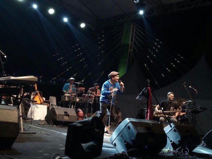 Kebanggaan Tompi Tampil Bareng Tiga Idolanya