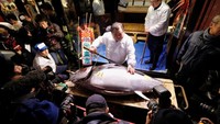 Pemilik retail restoran sushi di Jepang berhasil memenangkan lelang ikan tuna raksasa pada 5 Januari lalu. Tak tanggung-tanggung, tuna dibeli dengan harga USD 300.000 atau setara hampir Rp 4 miliar. Foto: Reuters/Toru Hanai