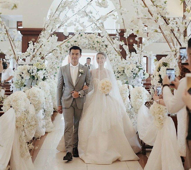Dion Wiyoko dan Fiona Anthony resmi menikah pada 1 September 2017 lalu. Resepsi Dion dan Fiona dilangsungkan di Pulau Dewata, Bali dengan nuansa serba putih. Foto: Instagram