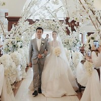 Dion Wiyoko dan Fiona Anthony resmi menikah pada 1 September 2017 lalu. Resepsi Dion dan Fiona dilangsungkan di Pulau Dewata, Bali dengan nuansa serba putih. Foto: Instagram