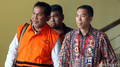 Resmi Ditahan, Bupati HST Kalsel Pakai Baju Tahanan