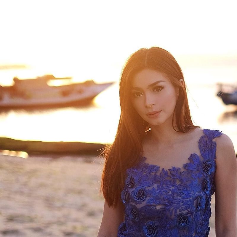 Foto: Gaya Liburan Presenter Bola Seksi, Sandra Olga