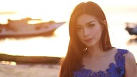 Sandra Olga, itulah nama presenter bola cantik ini. Wajahnya sering menemani traveler kalau sedang nonton pertandingan bola. Ternyata, dara manis ini hobi traveling lho! (Instagram/Sandra Olga)