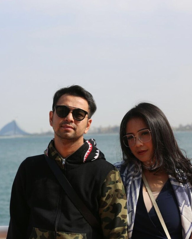 Selama liburan di Dubai, jaket yang dipakai Raffi Ahmad ini menjadi andalan dari presenter Dahsyat tersebut. Jaket tersebut keluaran dari brand asal Jepang, Bape. Jaket yang identik dengan hoodie bergambar hiu itu harganya antara Rp 3 - 5 juta. Foto: Instagram