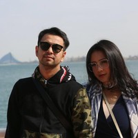 Selama liburan di Dubai, jaket yang dipakai Raffi Ahmad ini menjadi andalan dari presenter Dahsyat tersebut. Jaket tersebut keluaran dari brand asal Jepang, Bape. Jaket yang identik dengan hoodie bergambar hiu itu harganya antara Rp 3 - 5 juta. Foto: Instagram
