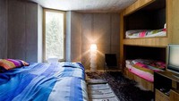 Rumah ini sebenarnya memiliki struktur batuan dan dibangun di sebuah lereng. Ada dua pintu masuk untuk mengaksesnya. Satu digunakan untuk pintu masuk utama. Di pintu ini, pemandangan di depannya terhampar pemandangan pegunungan. Istimewa/homedit.com