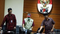 Atas perbuatannya, Latif, Fauzan, dan Abdul dijerat dengan Pasal 12 ayat 1 huruf a atau huruf b atau Pasal 11 Undang-Undang nomor 31 tahun 1999 sebagaimana diubah dengan Undang-Undang nomor 20 tahun 2001 tentang Pemberantasan Tindak Pidana Korupsi juncto Pasal 55 ayat 1 ke-1 juncto Pasal 64 ayat 1 KUHP.