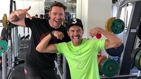 Tak sendirian, ia juga kadang berolahraga bersama sahabatnya Zac Efron. Foto: Instagram @thehughjackman