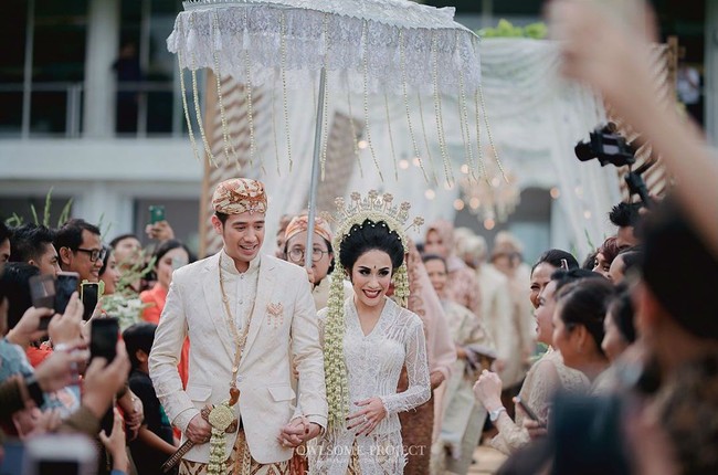 Tarra Budiman dan Gya Sadiqah menikah di Bumi Sangkuriang, Bandung 22 April 2017. Tema adat Sunda menjadi pilihan Tarra dan Gya. Foto: Instagram
