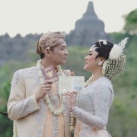 Vicky Shu dan Ade Imam melangsungkan pernikahan di pelataran Candi Borobudur, Magelang pada 23 September 2017. Pernikahan mereka banyak dipuji netizen karena selain digelar dengan latar belakang Candi Borobudur, nuansa Jawa pun sangat kental. Foto: Instagram