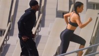 Kimberly Kardashian West atau sering disapa Kim Kardashian memiliki bokong yang sangat menarik juga postur tubuh yang sangat kencang. Bentuk tubuhnya itu didapatinya dari rutinitas berolahraga, salah satunya jogging. Ia juga rutin melakukan olahraga angkat beban. (Foto: Instagram/@kimkardashian)