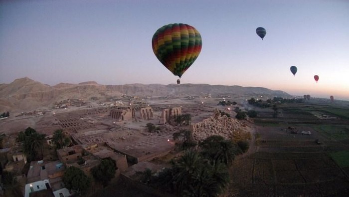 (FILES) This file photo taken on November 15, 2007 shows tourist hot air balloons floating during dawn across Egypts Valley of the Kings, near Luxor. 
A hot air balloon carrying around 20 people including tourists crashed near Egypts ancient city of Luxor on January 5, 2018 security and medical officials said. Luxor governor Mahmoud Badr confirmed the accident, telling AFP he was at a hospital in the city checking on passengers taken there, and that a statement would be released soon. He did not say whether there were any casualties. / AFP PHOTO / CHARLES ONIANS