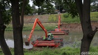 Hal itu juga bertujuan untuk memperlancar aliran sungai.