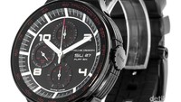 Porsche Design Flat Six. Seperti namanya, Porsche, orang tentu tak perlu bingung memikirkan hubungan jam tangan ini dengan mobil sport. Flat Six adalah jam tangan yang menjadi bagian dari sejarah perusahaan otomotif asal Jerman tersebut.Foto: Watchfinder