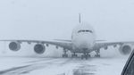 Foto: Landasan Bandara JFK New York yang Memutih Akibat Badai Salju
