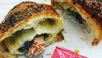 Kreasi sushi unik asal San Francisco ini digemari banyak orang. Sushinya berada di dalam croissant sehingga namanya sushi croissant.Foto: Istimewa