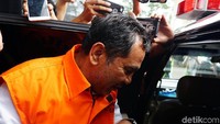 Abdul Latif masuk mobil tahanan.