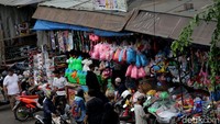 Beragam reaksi muncul dari para pedagang. Mereka yang sudah puluhan tahun berdagang disana berharap mendapat lokasi baru.