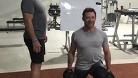 Latihan yang dilakukan selain angkat beban adalah squat. Foto: Instagram @thehughjackman