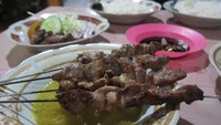 Di jalan Imogiri Timur km No.9, Wonokromo, Pleret, Wonokromo. Ada Sate Klatak Pak Untung yang bisa Anda coba. Sate klatak yang hangat makin enak dicelup dengan kuah gule kuning yang sedikit berminyak gurih! Foto: Istimewa