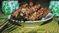 Berlokasi di Jalan Imogiri Timur KM 10, Wonokromo, Bantul sate klatak racikan Pak Pong ini memang jadi salah satu yg ramai. Potongan daging kambing yang sudah diberi bumbu ini semakin nikmat disantap dengan nasi putih dan tentu siraman kuah gurihnya. Foto: Istimewa