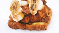 Banana split sundae sekarang bisa dinikmati dalam bentuk croissant. Isinya pisang dengan caramelized sous vide, saus banana karamel, almond creme dan diberi topping chocolate fudge, banana caramel, dried banana, daun emas dan vanilla cream bulbs. Mewah ya! Foto: Istimewa
