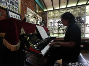 Mendengar Lagi Merdunya Suara Yon Koeswoyo di Lagu-lagu Koes Plus