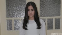 Bahkan ia kerap membagi kisah-kisah saat syuting di jejaring instagram pribadinya.
