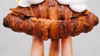 Pecan Pie Twice Baked Croissant ini dibuat dengan isian butter pie, pecan cream dan crushed candies pecan. Sementara bagian atasnya diberi meringue yang di-torch, candied pecan dan confit lemon. Terbayang enggak rasanya? Foto: Istimewa