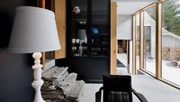 Anak tangga yang terbuat dari kayu bisa digunakan untuk mengintip pemandangan di luar. Ada pula ornamen lainnya berupa tumpukan kayu dan juga aliran air. Istimewa/homedit.com