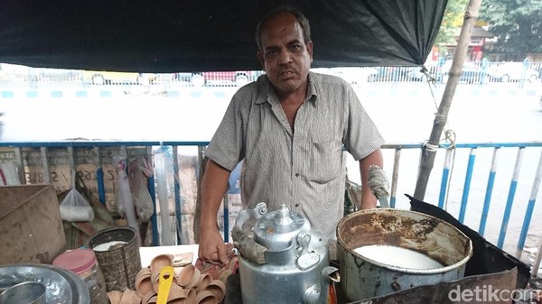 Para penjual chai, yang disebut chai wallah, sangat mudah traveler temukan di pinggir-pinggir jalanan Kota Kolkata (Masaul/detikTravel) Para penjual chai, yang disebut chai wallah, sangat mudah traveler temukan di pinggir-pinggir jalanan Kota Kolkata (Masaul/detikTravel)
