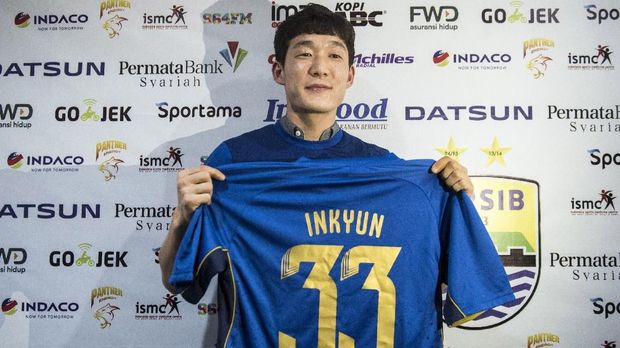 Gelandang Oh Inkyun mencetak satu gol saat Persib mengalahkan Perserang 6-0.