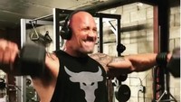 Dave sendiri mengakui ia harus membatasi latihan yang dilakukan The Rock hanya sampai 45-60 menit saja namun intensitasnya sangat tinggi. Jenis latihan yang dilakukan The Rock bervariasi setiap harinya, mulai dari pull up, leg press, side plank, dumbbell shoulder press dan barbell curls. Foto: Instagram/therock