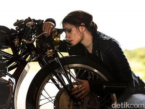 Model Cantik Berpose dengan Ducati Jadul
