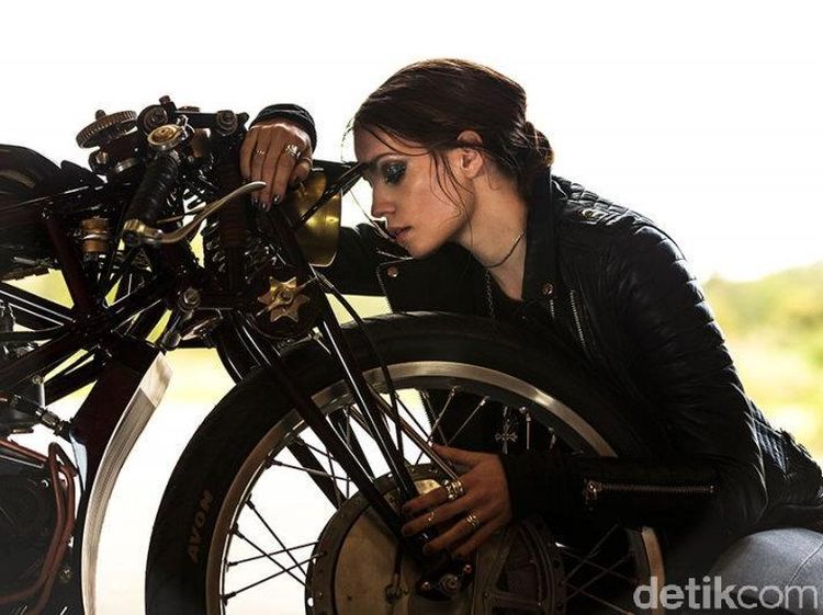 Model Cantik Berpose dengan Ducati Jadul