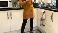 Mengunjungi sang adik, Pevita juga kerap masak di rumahnya. Lihat deh gaya masak Pevita, tetap cantik dan stylish ya? Foto: Instagram Pevita Pearce