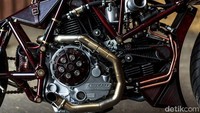 Setelah dimodifikasi Ducati 900SS ini berubah namanya dan disapa Typhoon. Foto: Old Empire Motorcycles
