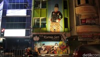 Sultan Hamengkubuwono X pun diabadikan lewat mural di salah satu sisi dinding toko. Sedangkan di bagian bawahnya dihiasi oleh wanita yang menggunakan baju adat khas Jawa (Randy/detikTravel)