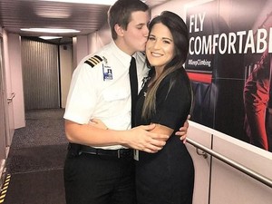 So Sweet! Pilot Lamar Pacarnya yang Pramugari di Depan Penumpang Pesawat