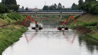Pengerukan dilakukan untuk menanggulangi banjir di Jakarta.