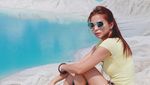 Foto: Gaya Liburan Presenter Bola Seksi, Sandra Olga