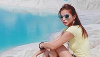 Ini Sandra Olga bukan lagi di Islandia lho traveler, dia lagi asyik foto-foto di Danau Kaolin, Bangka. Cantik kan? Nggak kalah dengan di Islandia. (Instagram/Sandra Olga)