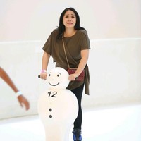 Main ice skating di Dubai Mall, Nagita tampak stylish memakai atasan dari brand asal Singapura, In Good Company. Kendrea Crepe Top yang dipakai bintang Janji Suci itu seharga US$ 119 atau sekitar Rp 1,1 juta. Foto: Instagram