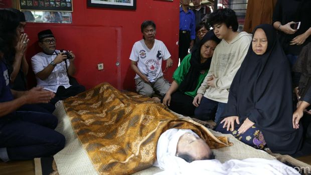Menunggu Sang Putra, Yon Koeswoyo Dimakamkan Besok 
