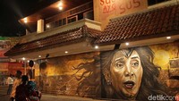 Sebelum mural Jokowi hadir, mural Menteri Kelautan dan Perikanan Susi Pudjiastuti sudah lebih dulu hadir tepat pada 17 Agustus 2017 lalu. Susi bahkan sudah pernah datang dang berfoto di depan muralnya tersebut (Randy/detikTravel)