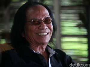 Merdunya Suara Yon Koeswoyo Diiringi Alunan Gitar Dewa Budjana